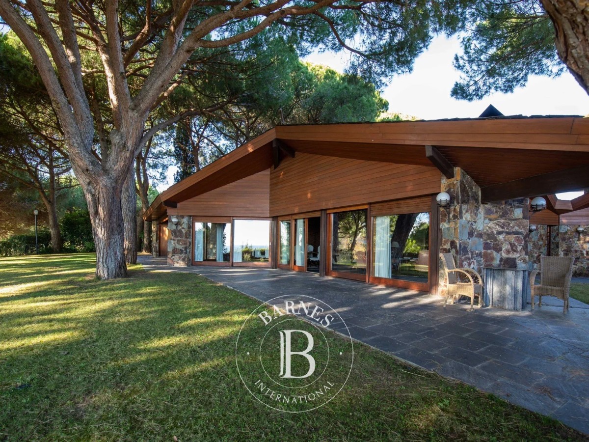 Imponente casa en venta, con vistas al mar y una gran privacidad  en Sant Andreu de Llavaneres.