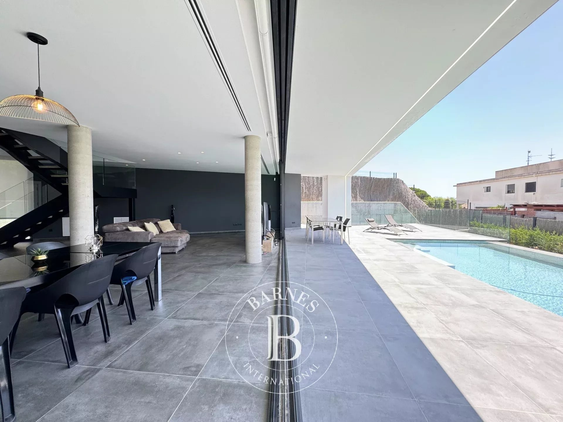 Casa moderna con piscina y vistas al mar, a tan solo 25 minutos de Barcelona. - picture 1
