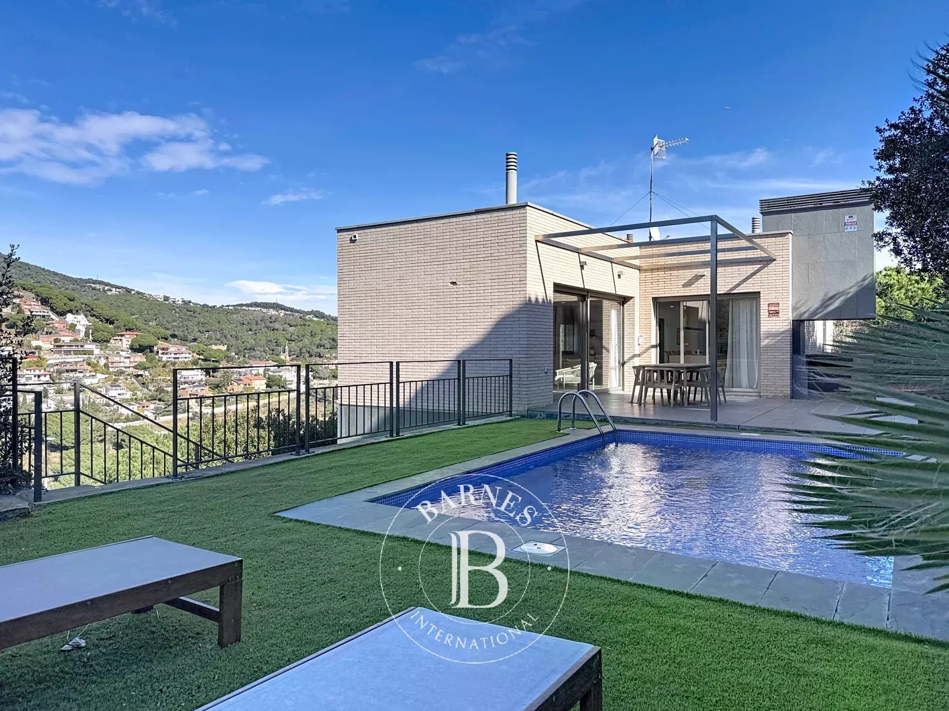 Exclusive Renovated Home in Alella with Garden and Pool - picture 1