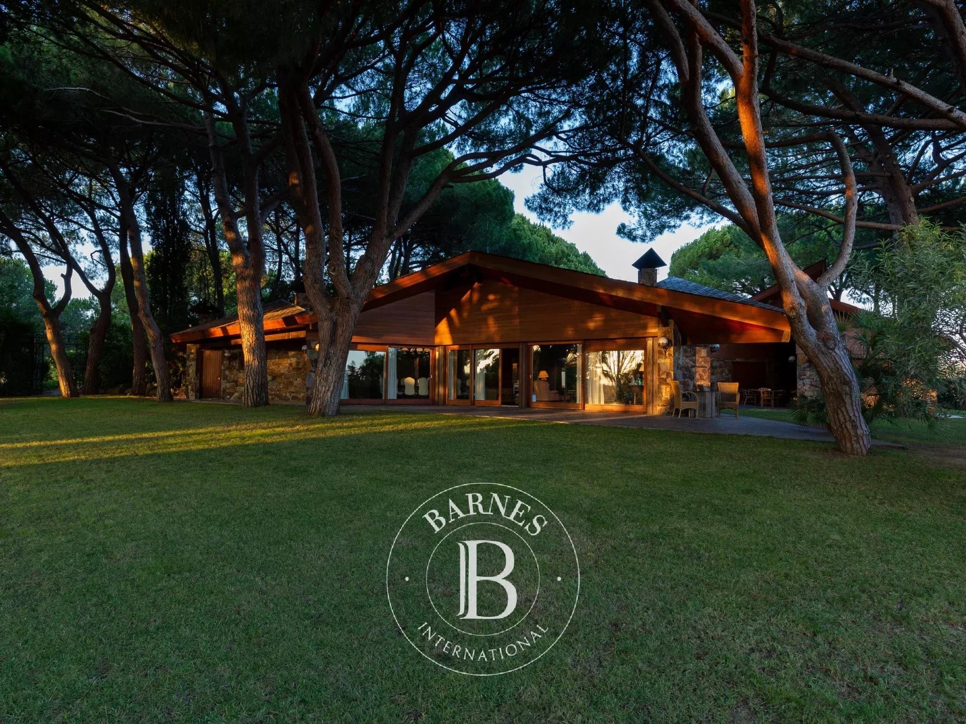 Imponente casa en venta, con vistas al mar y una gran privacidad  en Sant Andreu de Llavaneres. - picture 3