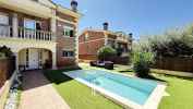 Casa pareada con piscina y vistas al mar en Sant Vicenç de Montalt, Barcelona.